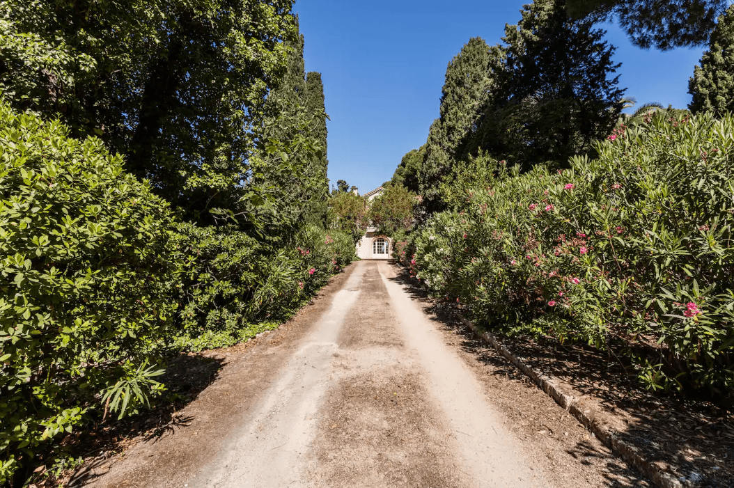 La Bergerie - Allée des lauriers roses